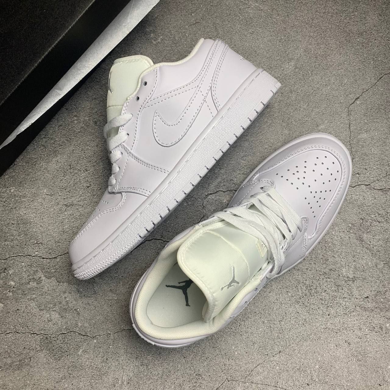 Кроссовки Nike Air Jordan 1 Low Triple White Кроссовки Nike Air Jordan 1 Low Triple White