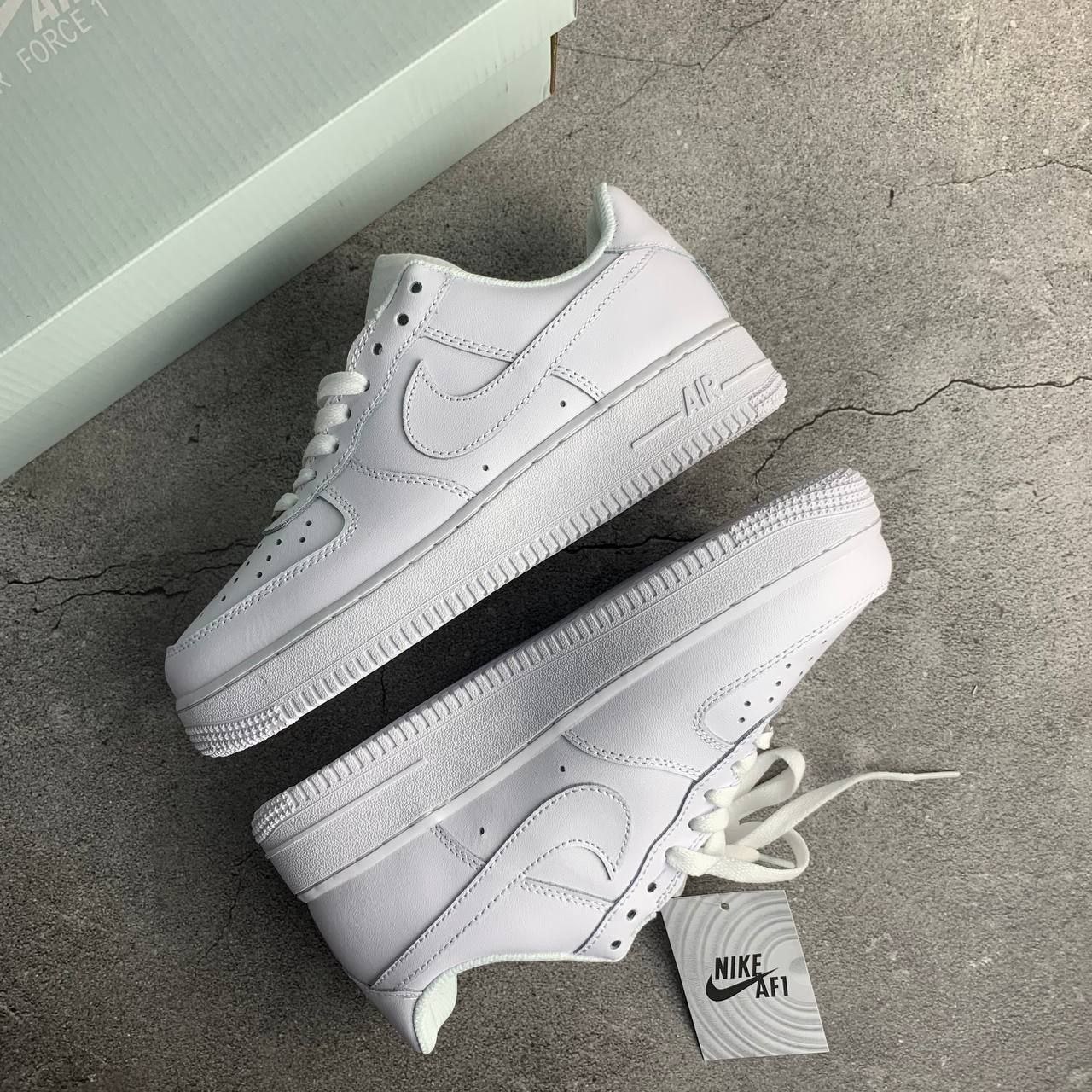 Nike Air Force 1 07 Triple White