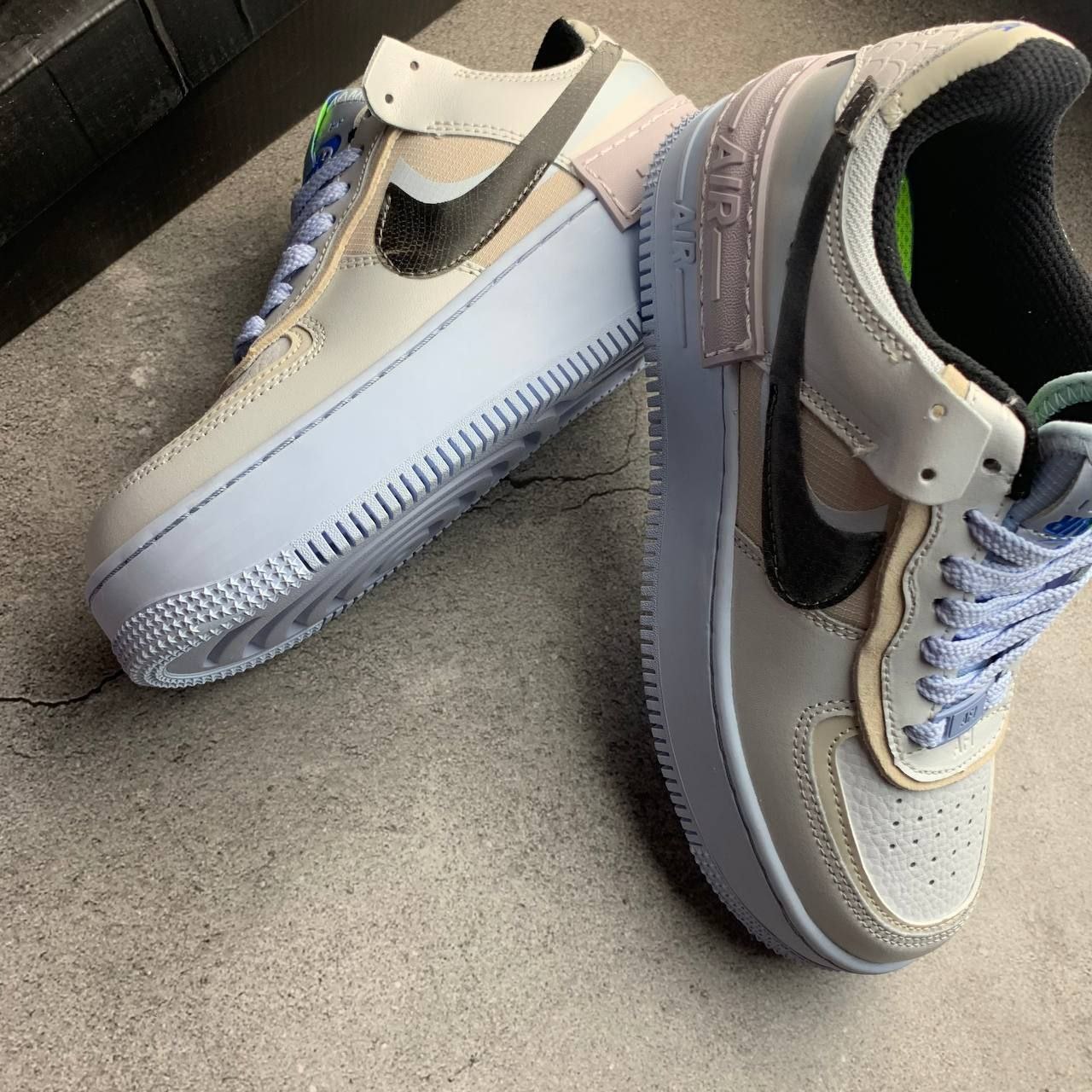 Nike air force 1 trainers in white snakeskin best sale