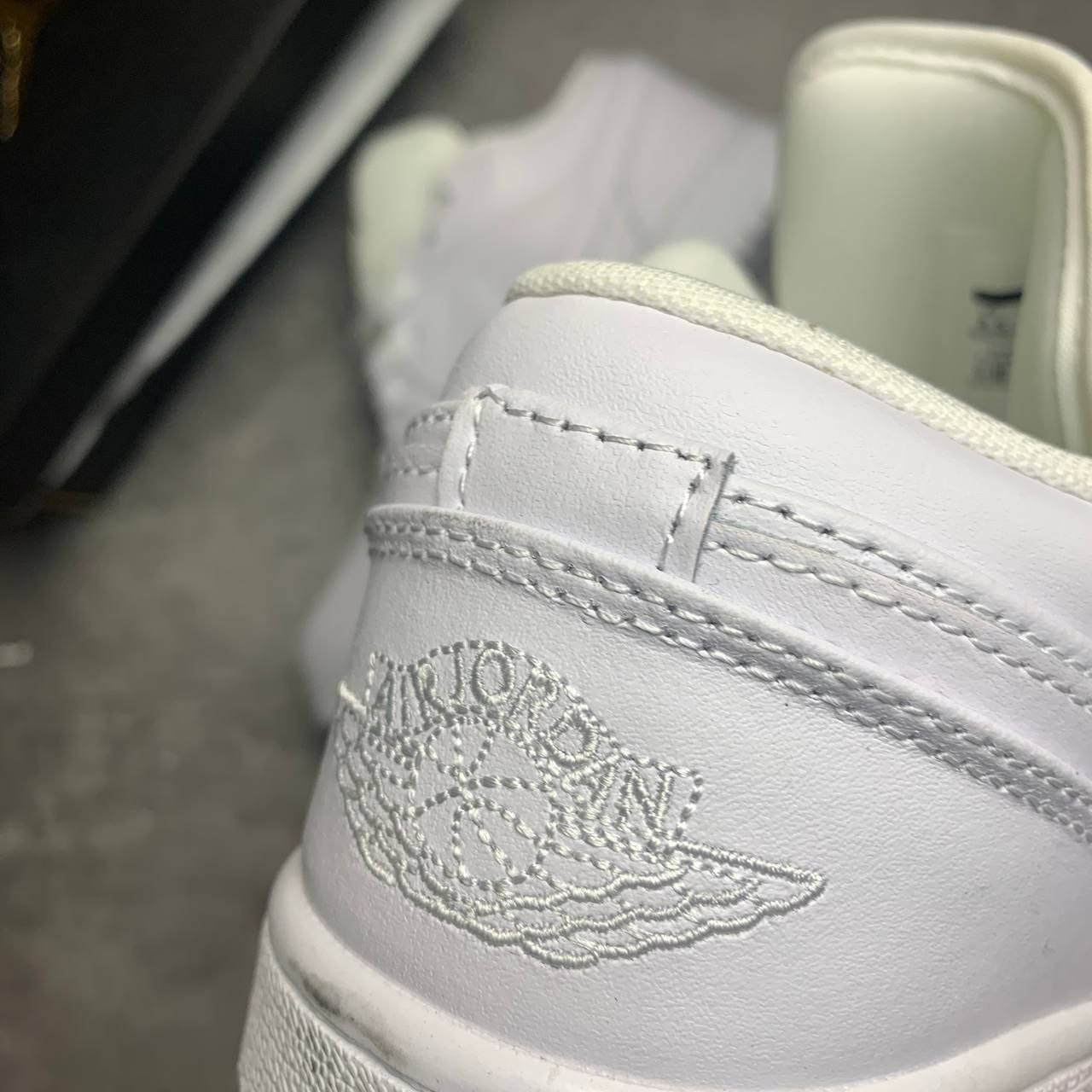 Кроссовки Nike Air Jordan 1 Low Triple White Кроссовки Nike Air Jordan 1 Low Triple White