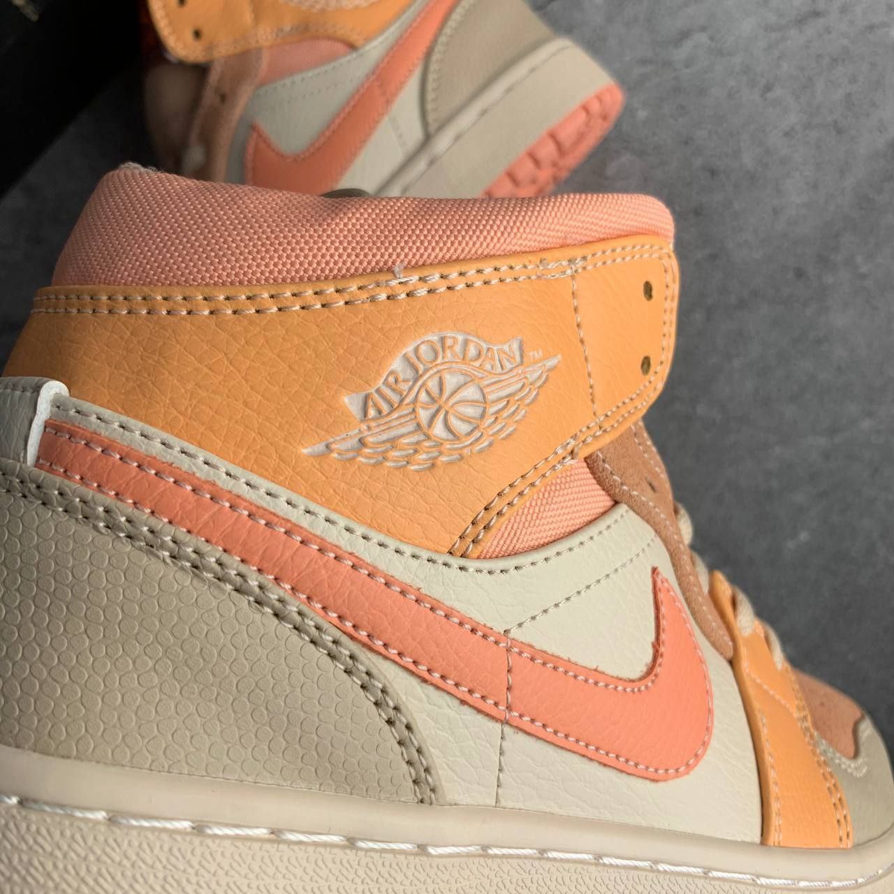 Кроссовки Nike Air Jordan 1 Mid Apricot Orange