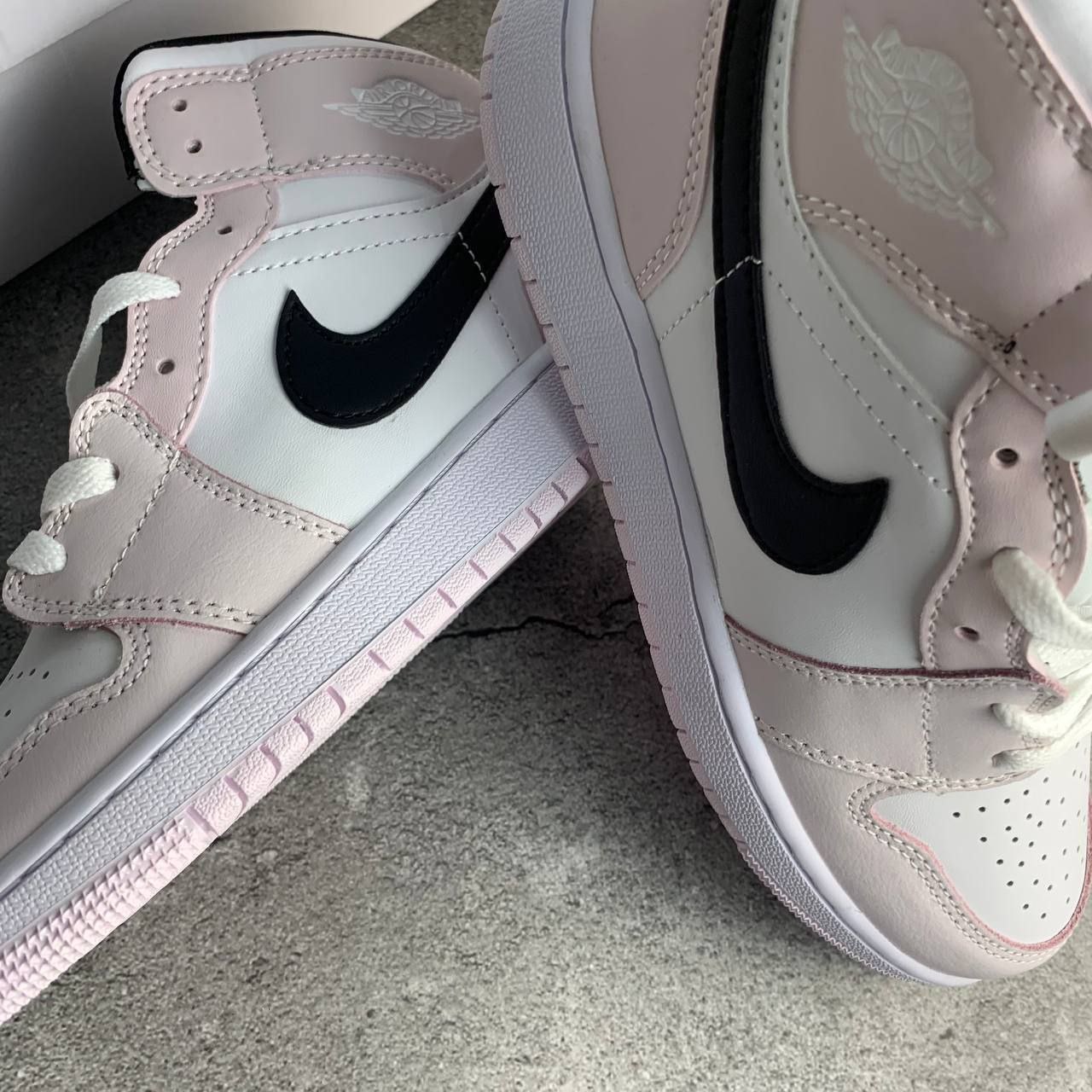 Кроссовки Nike Air Jordan 1 Mid Barely Rose