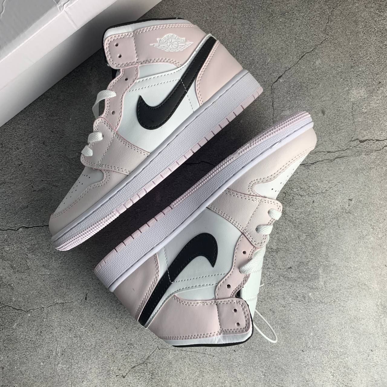 Кроссовки Nike Air Jordan 1 Mid Barely Rose