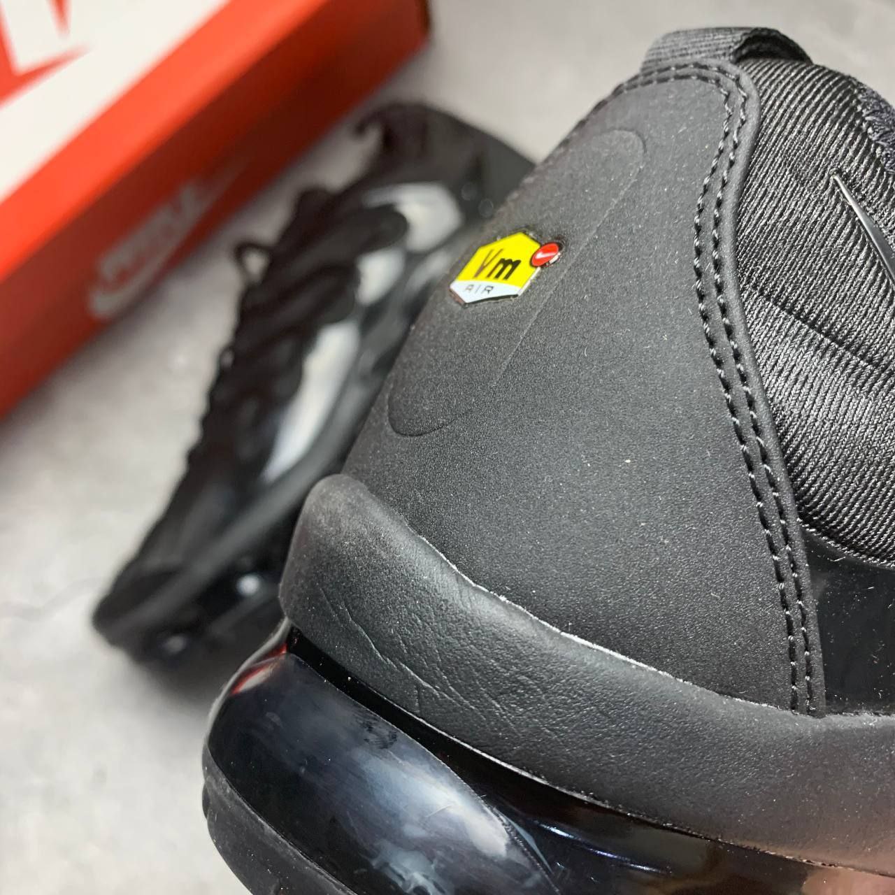 Air vapormax plus black best sale