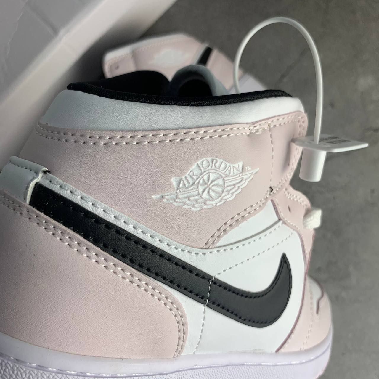Кроссовки Nike Air Jordan 1 Mid Barely Rose
